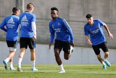 Benzema y Mendy miran a Vigo