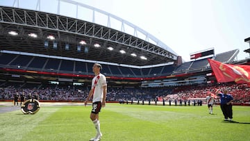 Ignacio Fernández, de River, desfila para disputar el partido ante Urawa Red Diamonds en el Lumen Field de Seattle.