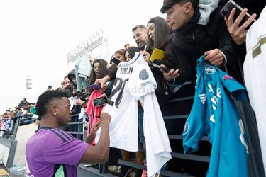 Vinicius Júnior firmando autógrafos durante el entrenamiento del Real Madrid.