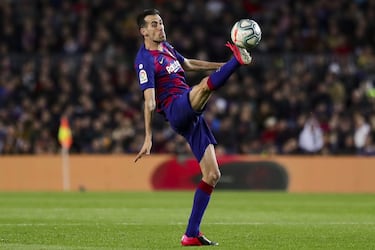 Sergio Busquets se ha convertido en poco más que la bandera del FC Barcelona. Canterano, Pep Guardiola le llevó del B al primer equipo, donde tardó poco en hacerse con la manija de un equipo histórico desde el puesto más retrasado del trivote. Clave también en la selección que gana el Mundial y la Eurocopa de 2012. Recuperación, mentalidad, posicionamiento, pase... Uno de los mejores directores de juego. Palmarés: Un Mundial, una Eurocopa, tres Champions League, ocho Ligas, seis Copas, tres Mundiales de Clubes, tres Supercopas de Europa, ocho Supercopas de España.