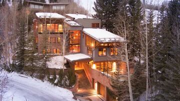 Una mansión iluminada al atardecer, a pie de pistas, en la estación de esquí de Aspen Snowmass (Colorado, Estados Unidos) que se vende por 35 millones de euros.