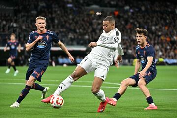 Kylian Mbappé pelea por el esférico entre los defensores, Javier Manquillo y Javier Rodriguez intentando adelantar a los locales