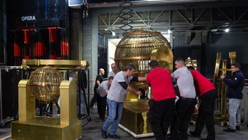 Personal de mantenimiento desplaza uno de los bombos del Sorteo Extraordinario de Navidad en el Teatro Real, a 14 de diciembre de 2022, en Madrid (España). El Sorteo Extraordinario de Navidad, que se celebra el 22 de diciembre, se retransmitirá por RTVE y será el primer sorteo al que se enfrenta como máxima responsable de la institución la nueva directora de la Residencia-Internado de San Ildefonso de Madrid, Carmen Jiménez, tras sustituir hace unos meses a su predecesora en el cargo, Charo Rodríguez. El sorteo repartirá 2.520 millones de euros y este año, se ha incrementado el número de series emitidas.
14 DICIEMBRE 2022;MADRID;LOTERIA NAVIDAD;2022;TEATRO REAL;BOMBOS;SORTEO EXTRAORDINARIO NAVIDAD
Gustavo Valiente / Europa Press
14/12/2022