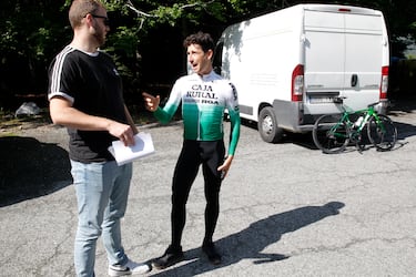 Julen Amezqueta con los colores de su equipo, el Caja Rural, dialoga con el redactor de AS Dani Miranda antes de afrontar la subida a Belagua, un puerto de 9,5 kilómetros con una pendiente media del 6,3%. La rampa máxima llegará al 10%. 