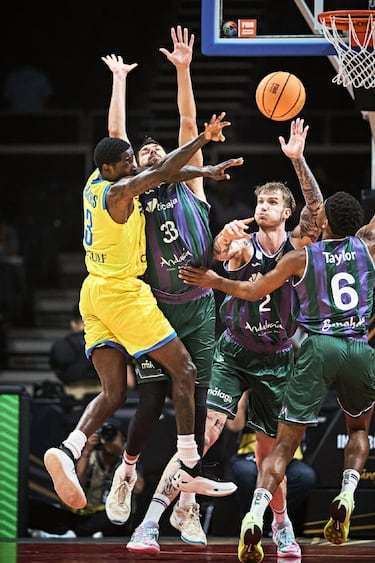 El Unicaja arrasa al Al Riyadi y es finalista de la Intercontinental