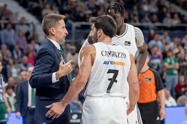 En estos casos únicamente sólo el entrenador y los jugadores que están en pista tienen derecho a invadir el terreno de juego. 