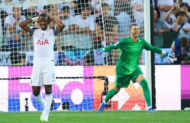 Después de fallar un penalti en la Supercopa de Europa, el francés fue objeto de una ola de comentarios racistas en redes. El Tottenham condenó públicamente los hechos y exigió sanciones duras contra los responsables digitales, defendiendo la dignidad de sus jugadores.