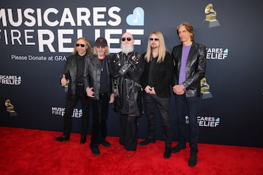 Ian Hill, Glenn Tipton, Rob Halford, Richie Faulkner y Scott Travis, componentes de la banda Judas Priest, posan en la alfombra roja de los Grammys 2025 en ell Crypto.com Arena situado en la ciudad de Los Ángeles, en California.