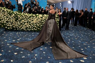 Kylie Jenner posa en la alfombra roja de la MET Gala 2025.