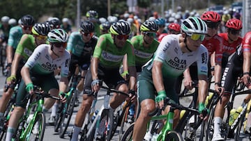 Abel Baderstone junto a los ciclistas de su equipo Caja Rural-Seguros RGA