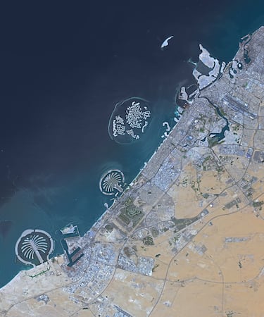 Uno de los siete emiratos que conforman los Emiratos Árabes Unidos, cuya capital es la ciudad homónima. Está situado en la costa del golfo Pérsico.