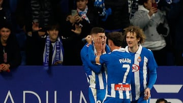CORNELLÁ-EL PRAT (BARCELONA), 17/01/2025.- El delantero del Espanyol Roberto Fernández (i) celebra con Javi Puado (c) y Alex Král tras marcar el segundo gol ante el Valladolid, durante el partido de LaLiga EA Sports disputado este viernes en el RCDE Stadium de Cornellà, en Barcelona. EFE/Quique García