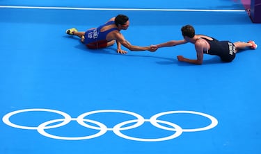 Bonita foto de Javier Gómez Noya (plata) y Alistair Brownlee (oro) felicitándose tras cruzar la línea de meta en la prueba de triatlón de los Juegos Olímpicos de Londres 2012. 

