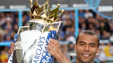 Soccer Football - Chelsea v Wigan Athletic Barclays Premier League - Stamford Bridge - May 9, 2010 Chelsea's Ashley Cole celebrates winning the Barclays Premier League with the trophy Action Images via Reuters/Paul Childs/File Photo
PUBLICADA 22