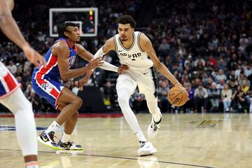 Victor Wembanyama conduce el balón frente a Isaac Jones de los Sacramento Kings.