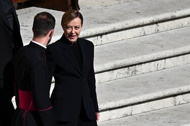 La primera ministra italiana, Giorgia Meloni, aparece antes de la misa funeral del Papa Francisco, en la Plaza de San Pedro, en el Vaticano.