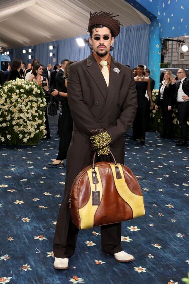 Bad Bunny posa en la alfombra roja de la MET Gala 2025.