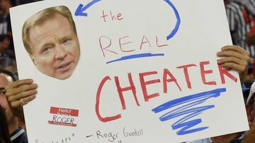 GLENDALE, AZ - SEPTEMBER 11: A New England Patriots fan holds up a sign referencing NFL Commissioner Roger Goodell, Deflategate and the resulting four-game suspension of quarterback Tom Brady of the New England Patriots during the team's NFL game against the Arizona Cardinals at University of Phoenix Stadium on September 11, 2016 in Glendale, Arizona. New England won 23-21. Ethan Miller/Getty Images/AFP
== FOR NEWSPAPERS, INTERNET, TELCOS & TELEVISION USE ONLY ==