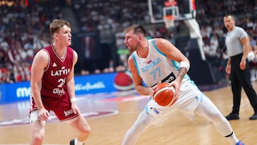 El letón Marcis Steinbergs defiende al esloveno Luka Doncic durante un amistoso de preparación para el Eurobasket 2025.