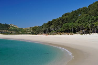 Considerada por muchos como una de las mejores playas del mundo, la Playa de Rodas es la joya de la corona. Conecta las islas de Monteagudo y Faro, creando una laguna de aguas turquesas y una arena blanca y fina. Es un paraíso natural protegido al que solo se puede acceder en barco y con un aforo limitado.


