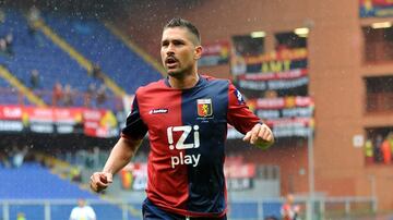 Coincidió con Pinilla en:
Genoa en la temporada 2014 - 2015.