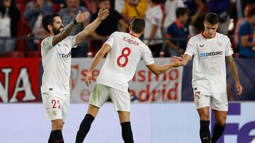 Los jugadores del Sevilla celebran un gol.