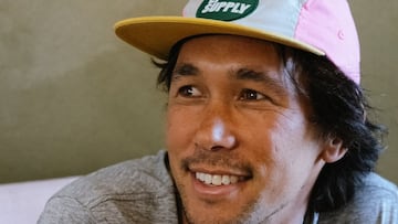 Josh Ku con una gorra y sonriendo