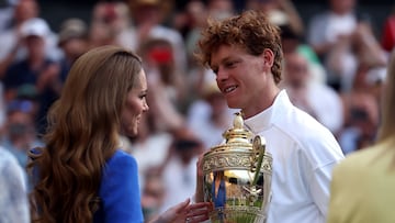 Wimbledon (United Kingdom), 13/07/2025.- Jannik Sinner of Italy receives his trophy from Britain's Catherine, Princess of Wales, after winning the Men's Singles final match against Carlos Alcaraz of Spain at the Wimbledon Championships, Wimbledon, Britain, 13 July 2025. (Tenis, Princesa de Gales, Italia, España, Reino Unido) EFE/EPA/NEIL HALL EDITORIAL USE ONLY