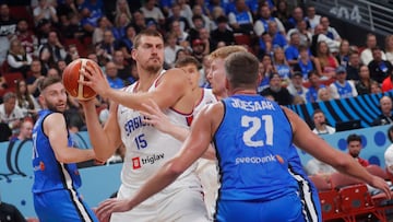 RIGA (Latvia), 27/08/2025.- Nikola Jokic (C) of Serbia in action during the EuroBasket 2025 group phase basketball match between Serbia and Estonia, in Riga, Latvia, 27 August 2025. (Baloncesto, Letonia) EFE/EPA/TOMS KALNINS