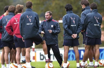 Como jugador dedicó toda su trayectoria al Athletic. El centrocampista se destacaba por ser técnico y habilidoso con el balón, pero debido a una dura entrada en la que le rompieron la tibia y el peroné en 1969, no pudo explotar su carrera al máximo. En consecuencia, con 25 años se retiró del fútbol. A pesar de ello, exprimió todo su talento como entrenador, logrando para los leones dos Ligas, dos Copas del Rey y una Supercopa de España. Además, la última Liga y doblete se cosechó con él en el banco en la temporada 1983-1984.