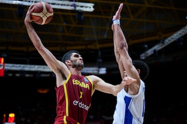El alero canario, único español en la NBA, dio el do de pecho en la mejor liga del mundo: 12.5 puntos, 6 rebotes y 3 asistencias partiendo desde el banquillo. Estos números le valieron para firmar una renovación multimillonaria con los Grizzlies: 52 millones de euros en 3 temporadas. Con Santi al frente "La Familia" intentará repetir el oro conseguido en el último Eurobasket, en 2022.