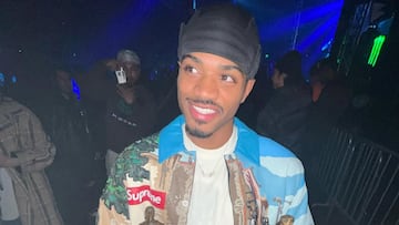 Tyshawn Jones con premios y chaqueta Supreme