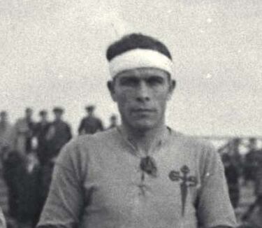 Nacido en Vigo el 4 de octubre de 1904, fue el capitán del primer Celta que ascendió a Primera en 1936. El Seleccionador, Amadeo García Salazar, le hizo debutar un 3 de mayo de 1936, en Berna, con 31 años, siete meses y 30 días. España ganó a Suiza por 0-2. La alegría del ascenso fue truncada tres meses después por la Guerra Civil. Nunca debutó con los celestes en Primera.