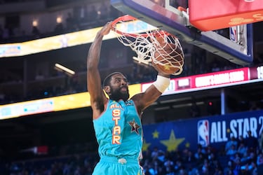 Kyrie Irving, excompañero de Luka Doncic en los Dallas Mavericks, se cuelga de la canasta.