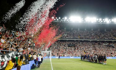 Los jugadores del Rayo celebran la clasificación a la liguilla de la Conference League.