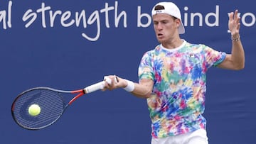 Diego Schwartzman devuelve una bola ante Casper Ruud durante su partido de primera ronda del Western and Southern Open, el Masters 1.000 de Cincinnati, en el USTA National Tennis Center de Flushing Meadows, New York.