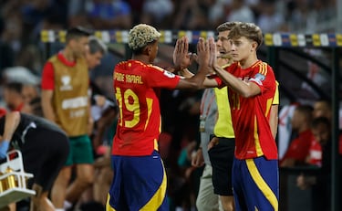 Minuto 78, debut de Jesús Rodríguez. El jugador español del Como entra al campo por Lamine Yamal.