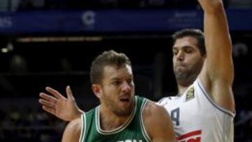 David Lee ante Felipe Reyes.