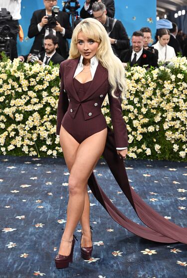 Sabrina Carpenter posa en la alfombra roja de la MET Gala 2025.