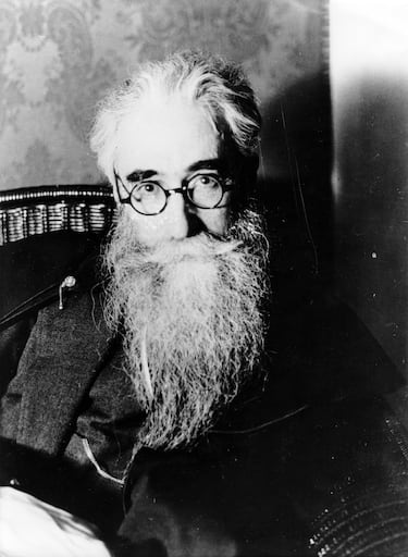 El 5 de enero de 1936, falleció uno de los grandes de la literatura española de todos los tiempos, y del siglo XX en particular. El gallego formó parte de la Generación del 98. Un cáncer de vejiga acabó con su vida a los 69 años. El creador del esperpento, género literario que deforma la realidad para mostrar su lado grotesco, dejó innumerables obras para la posteridad en las que destacan "Divinas palabras", "Luces de bohemia" y "Tirano Banderas".