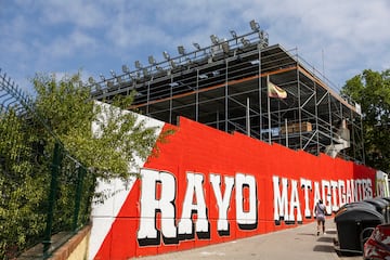 El temporada 25/26 el conjunto madrileño jugará en la Conference League. Por ello, una delegación de la UEFA ha inspeccionado el estadio de Vallecas. Los han revisado la grada, carpeta en mano, acompañados por diferentes empleados del club rayista. Según la norma, el campo debe pertenecer a la categoría 4 y el mayor inconveniente para conseguirlo son las las dimensiones del terreno de juego.