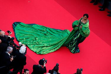 Chika Ike posa para los fotógrafos a su llegada a la ceremonia de apertura del 76º festival internacional de cine de Cannes.
