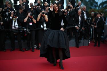 Irina Shayk posa en la alfombra roja durante el desfile inaugural del primer día de la 78ª edición del festival de cine de Cannes.