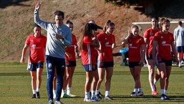 Kenio Gonzalo con las jugadoras.