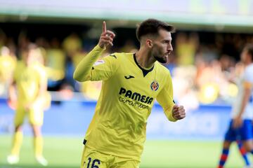 Álex Baena celebra el gol que pone al submarino amarillo por delante.