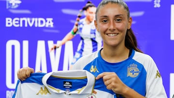 Olaya, presentada con la camiseta del Deportivo.