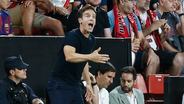 MADRID, 31/08/2025.- El entrenador del Rayo Vallecano Iñigo Pérez durante el partido de la tercera jornada de LaLiga entre el Rayo Vallecano y el FC Barcelona, este domingo en el estadio de Vallecas. EFE/Chema Moya