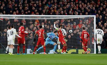 2-0. Centro de Andy Robertson y Cody Gakpo remata de cabeza solo en el área pequeña para marcar el segundo tanto.