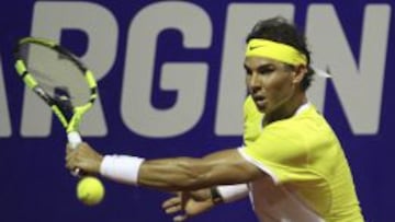 Rafa Nadal devuelve una bola al argentino Juan Mónaco.