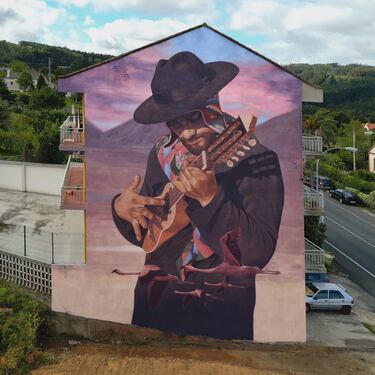 Este mural fue creado en mayo de 2024 y está ubicado en la Avenida da Porta do Sol de la localidd de Fene, A Coruña. 